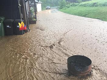 Von der Straße war wegen der Wassermassen teilweise nicht mehr viel zu sehen. Foto: Freiwillige Feuerwehr Ludwigsstadt
