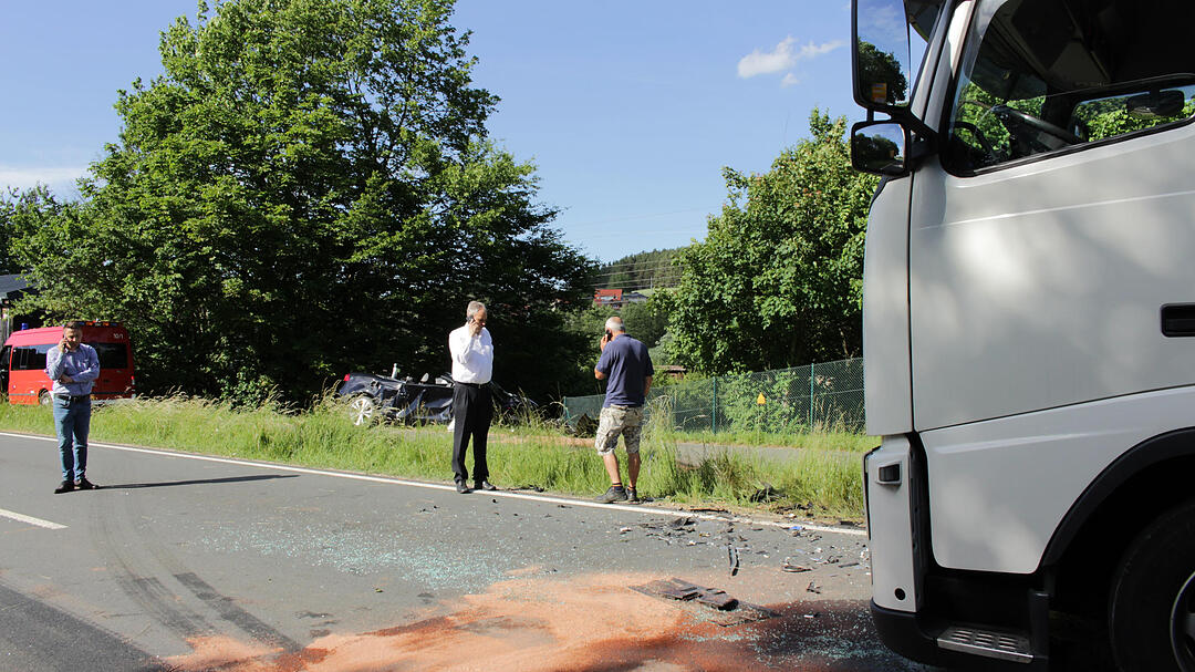 Schwerverletzter bei Frontalzusammensto§ - Autofahrer Ÿbersieht bei †berholmanšver entgegenkommenden Lkw