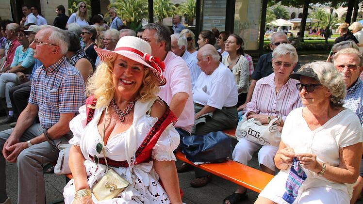 Annabell Aulbach saß schon Stunden vor Merkels Kommen im Kurgarten und freute sich, die Kanzlerin live zu erleben.