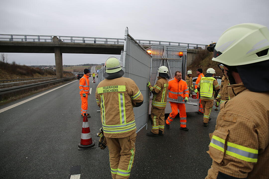 Unfall auf der A9: Familie mit Säugling schwer verletzt
