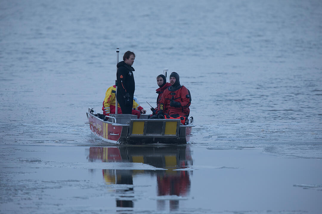 Person bricht in Altmühlsee ein