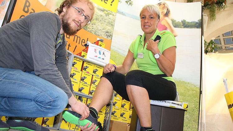 Stefan Wirsing führt an seinem Stand Schuhe der Marke "Leguano" vor. Foto: Ralf Ruppert