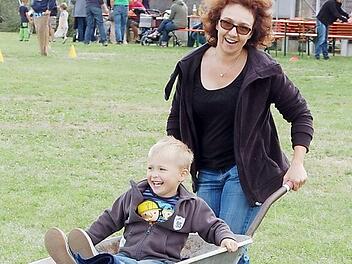 Schubkarrenrennen: Wenn die Mama mit dem Sohne ... Foto: Welz