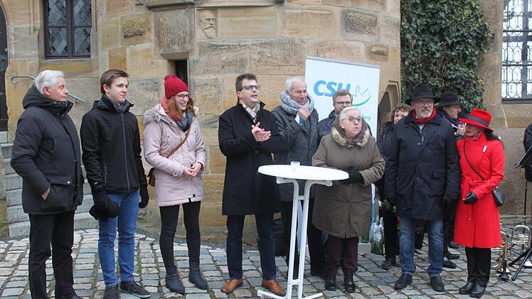 Symbolhaft? Zu den Unterstützern von Christian Lange (Mitte) gesellt sich... Foto: Michael Memmel