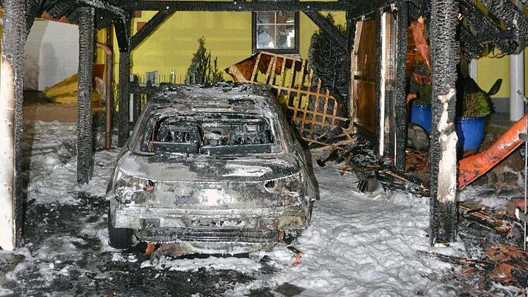 Mit rund zehn Fahrzeugen rückten am Montagabend die Feuerwehren und der Rettungsdienst zu einem Brand in Oerlenbach aus.  Foto: Peter Rauch