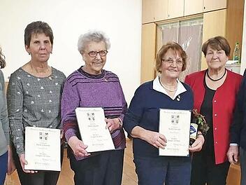 Für 50 Jahre im Chor wurden Renate Rückel, Gunda May und Frieda Hofmann (von links mit Urkunden) ausgezeichnet. Mit im Bild Vorsitzender Richard Hofmann und Gruppenvorsitzende Emilie Meyer (von rechts), sowie Vize-Vorsitzende Manuela Pickel (links).  Foto: privat