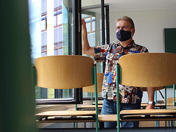 Fenster auf -  das wird die Devise im neuen Schuljahr. Roland Deinzer, Schulleiter am Gymnasium Höchstadt,  hat mit den Lehrkräften ein Hygienekonzept ausgearbeitet. Foto: Christian Bauriedel