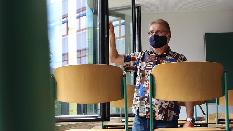 Fenster auf -  das wird die Devise im neuen Schuljahr. Roland Deinzer, Schulleiter am Gymnasium Höchstadt,  hat mit den Lehrkräften ein Hygienekonzept ausgearbeitet. Foto: Christian Bauriedel