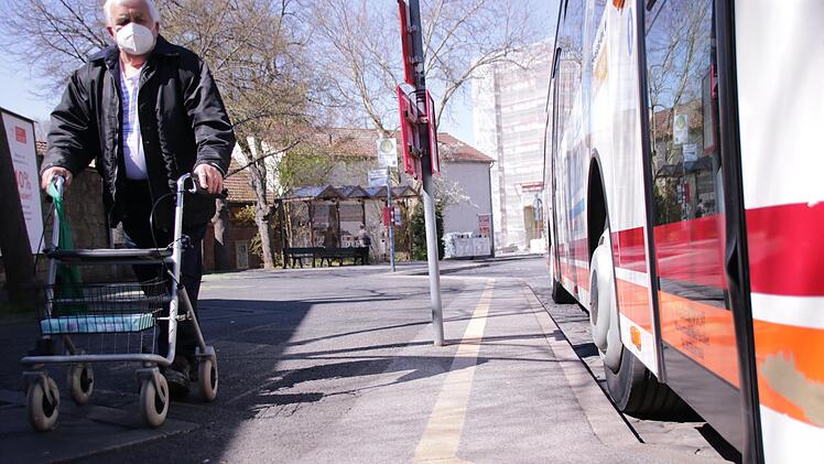 Die meisten Bushaltestellen im Landkreis Bad Kissingen sind nicht barrierefrei, wie auch Kissingens zentraler Busbahnhof, der Berliner Platz. Foto: Benedikt Borst