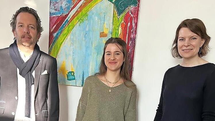 Die Stipendiatin Lea Weber mit Schulleiter Markus Knebel und MdB Emmi Zeulner