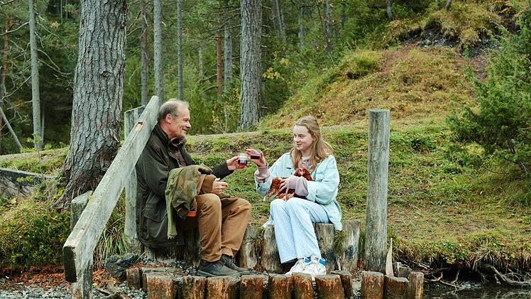 Helmut (Edgar Selge) und Paula (Luna Wedler) haben beide einen geliebten Menschen verloren. Aus der Trauer entsteht eine Freundschaft.