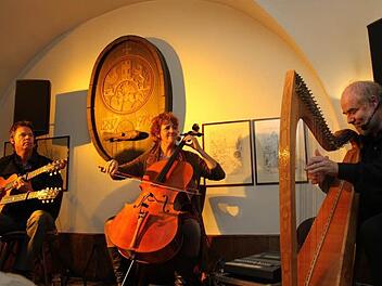 Einen schönen Abend bescherten Joe Scott, Hannah Alkire und Thomas Loefke dem Publikum im Deutschherrnkeller. Foto: Heike Beudert