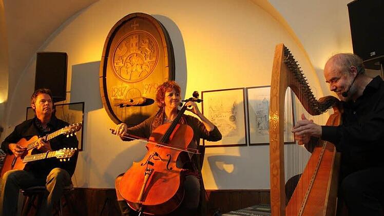 Einen schönen Abend bescherten Joe Scott, Hannah Alkire und Thomas Loefke dem Publikum im Deutschherrnkeller. Foto: Heike Beudert