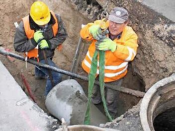 Von diesem Schacht aus wurde bereits im Frühjahr 2012 der Kanal im Bereich des Schlossplatzes im Hemhofen auf 15 Metern erneuert.    Archivfoto: Andreas Dorsch