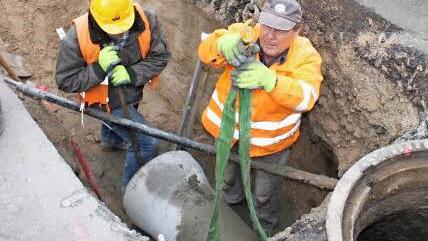 Von diesem Schacht aus wurde bereits im Frühjahr 2012 der Kanal im Bereich des Schlossplatzes im Hemhofen auf 15 Metern erneuert.    Archivfoto: Andreas Dorsch