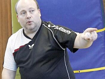 Laszlo Harasztovich steht mit Neunkirchen kurz vor dem Aufstieg in die Oberfrankenliga. Mitten in der Vorbereitung auf die zwei Relegationsspiele hat er dennoch Zeit für Übungsstunden mit anderen Klubs.  Fotos: Ruppert