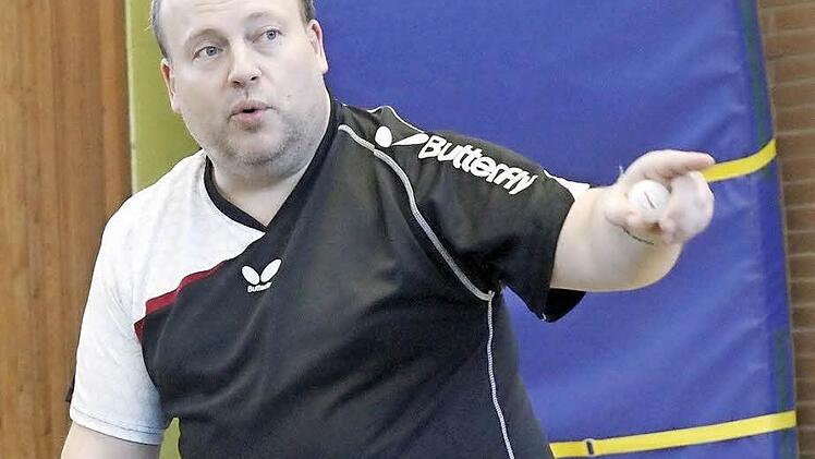 Laszlo Harasztovich steht mit Neunkirchen kurz vor dem Aufstieg in die Oberfrankenliga. Mitten in der Vorbereitung auf die zwei Relegationsspiele hat er dennoch Zeit für Übungsstunden mit anderen Klubs.  Fotos: Ruppert