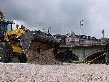 Vorbereitungen für den Bad Kissinger Stadtstrand. Foto: Ralf Ruppert