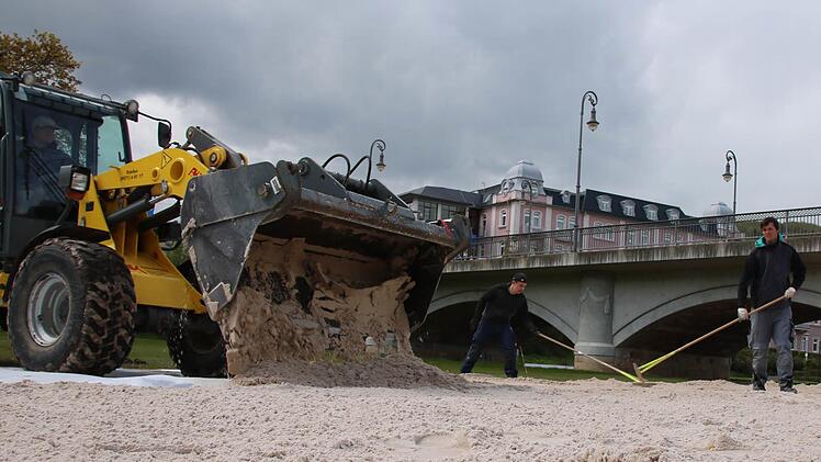 Vorbereitungen für den Bad Kissinger Stadtstrand. Foto: Ralf Ruppert