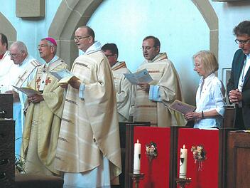 Michael Reinhardt (Ordensname Albert), rechts im Bild, und Elisabeth Wannenmacher (Ordensname Maria) versprachen im Gottesdienst, nach der Regel der Laien des heiligen Dominikus zu leben.  Foto: Bärbel Meister