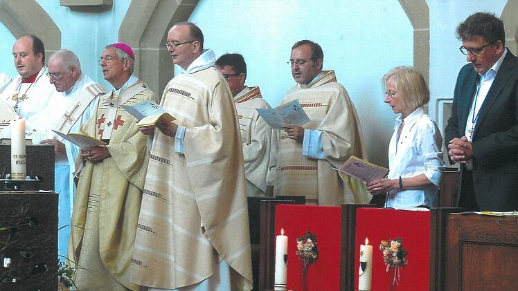Michael Reinhardt (Ordensname Albert), rechts im Bild, und Elisabeth Wannenmacher (Ordensname Maria) versprachen im Gottesdienst, nach der Regel der Laien des heiligen Dominikus zu leben.  Foto: Bärbel Meister