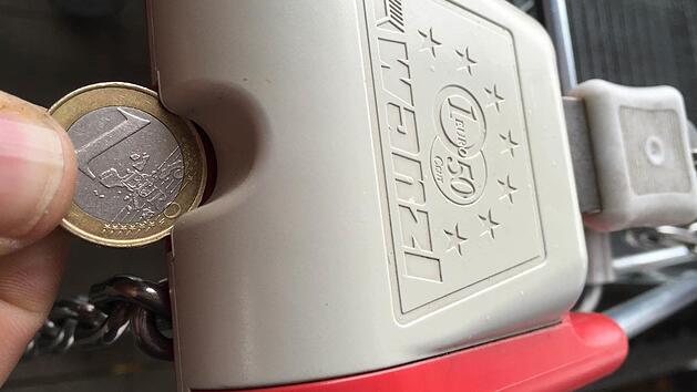 Nicht mal der Euro f&uuml;r einen Einkaufswagen ist heutzutage vor Dieben sicher. Symbolfoto: J&uuml;rgen G&auml;rtner