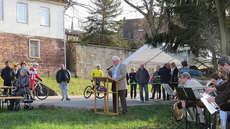 OGV-Vors. Erich Schießer begrüßt die Gäste auf der Wiese an der alten Saalebrücke. Foto: Doris Bauer