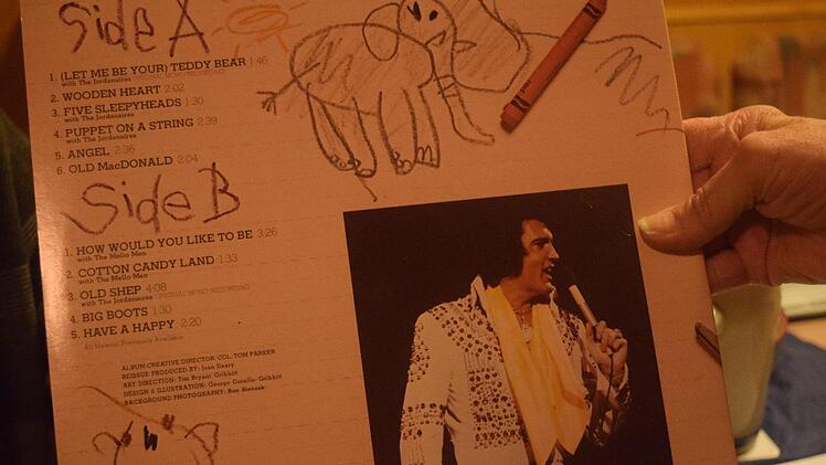 Für diese Platte hat Elvis Presley gemeinsam mit Kindern Kinderlieder aufgenommen  -  das Cover wurde dementsprechend auch liebevoll mit Kinderzeichnungen verziert. Foto: Daniela Pondelicek