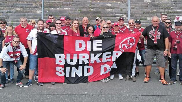 Leidenschaft pur: Zwei Burker "Glubberer" zeigen ihre Waden, auf denen das Club-Logo und das FCN-Idol Max Morlock verewigt sind (Bild links). Die Club-Freunde Burk beim Gruppenfoto vor dem Saisonfinale 2018 gegen Düsseldorf. Fotos: Leo Hühnlein, privat