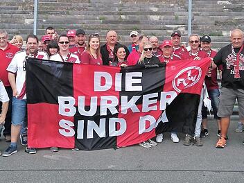 Leidenschaft pur: Zwei Burker "Glubberer" zeigen ihre Waden, auf denen das Club-Logo und das FCN-Idol Max Morlock verewigt sind (Bild links). Die Club-Freunde Burk beim Gruppenfoto vor dem Saisonfinale 2018 gegen D&uuml;sseldorf. Fotos: Leo H&uuml;hnlein, privat
