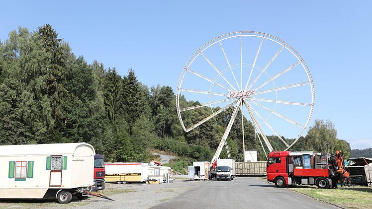 Am Montag wurde auf der Hofwiese fleißig abgebaut. Foto: Marian Hamacher
