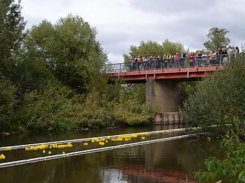 Zahlreiche Zuschauer verfolgen von der alten Rodachbrücke aus das Entenrennen live mit.  Foto: Thomas Micheel