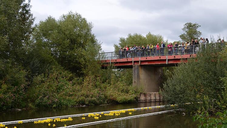 Zahlreiche Zuschauer verfolgen von der alten Rodachbrücke aus das Entenrennen live mit.  Foto: Thomas Micheel