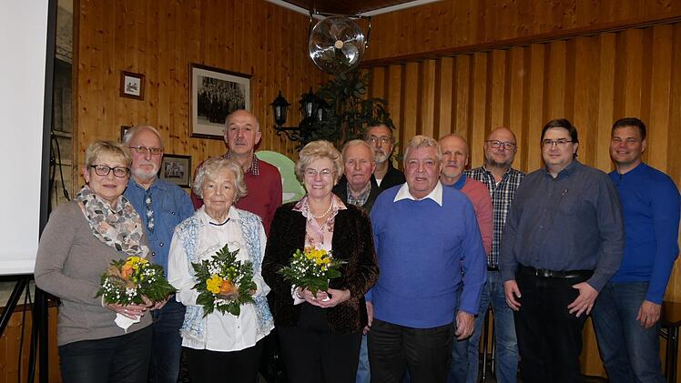 Langjährige Sektionsfreunde wurden für treue 25/40/60 Jahre mit  Urkunden und Ehrennadeln gewürdigt.   Foto: Manja von Nida