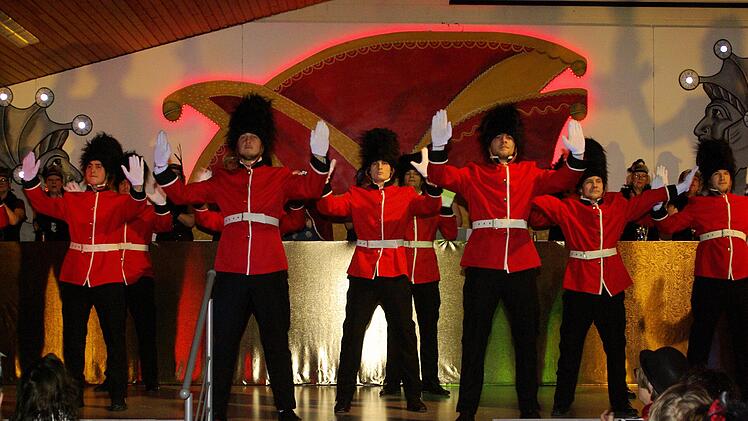 Das Männerballett Burkardroth rockte als "Beefeater""und wilde Schotten die Insel.  Foto: Winfried Ehling