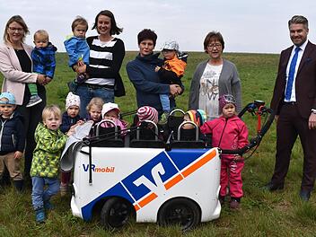 Am vergangenen Mittwoch wurde der Krippenwagen von Kundenbetreuer Stefan Herr (rechts) übergeben. Leiterin Tamara Dobner (links) bedankte sich für den tollen Preis. Die Kinder nahmen ihr neues Gefährt gleich in Beschlag.  Foto: Bettina Knauth