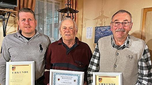 Neues Ehrenmitglied der Reservistenkameradschaft Rotmaintal ist Werner Kolb (Mitte). Ausgezeichnet wurde außerdem Frank Rosenbusch (links). Vorsitzender Arthur Pietsch, der die Urkunde des ebenfalls Geehrten Heinrich Stamm in Händen hält, gratulie...
