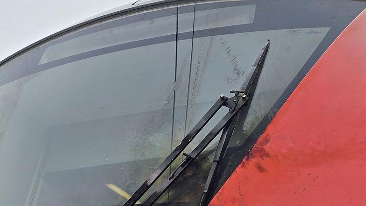 S-Bahn f&auml;hrt in Oberleitung &ndash; Fahrg&auml;ste evakuiert