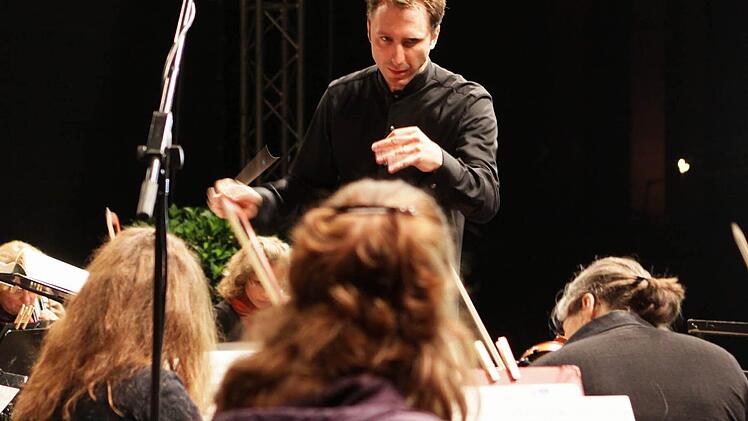 Dirigent Michael Balke hatte Orchester und Solistinnen perfekt aber unaufdringlich unter Kontrolle.