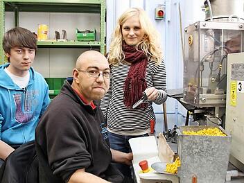 Christoph Luther (l.) und Lea Stürzenberger (r.) absolvieren ihren Bundesfreiwilligendienst in der Lebenshilfe-Werkstatt. Foto: Markus Reeh