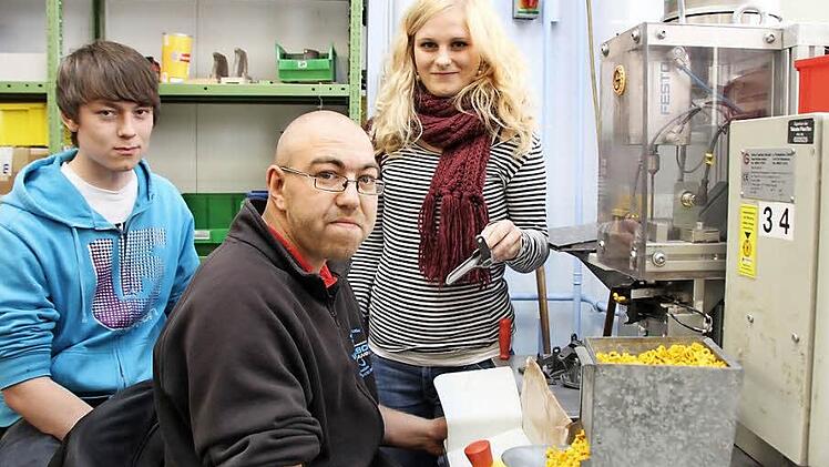 Christoph Luther (l.) und Lea Stürzenberger (r.) absolvieren ihren Bundesfreiwilligendienst in der Lebenshilfe-Werkstatt. Foto: Markus Reeh