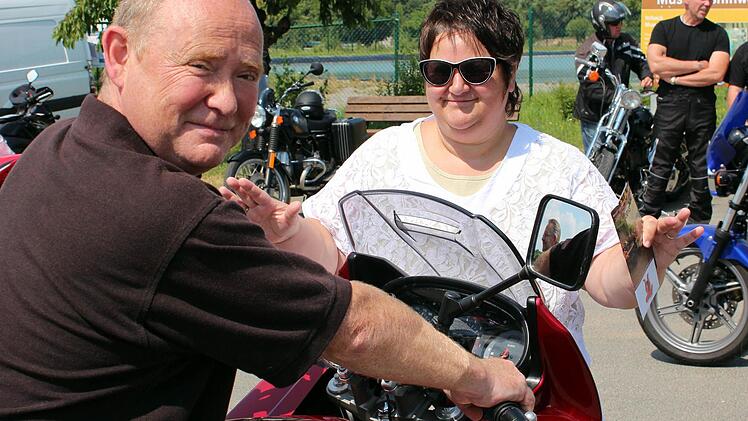 Joachim Rumpel fährt leidenschaftlich gerne Motorrad. Seine Frau Edith bringen keine zehn Pferde auf die 900er Yamaha. Sie würde Joachim am liebsten vom Biken abhalten