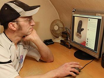 Der Winter ist vorbei, doch noch finden sich Überbleibsel: Handschuhe, Mützen und Schals werden ins Portal gestellt. Aber auch Geldbeutel und Schmuck suchen ihre Besitzer. Fotos: Barbara Herbst