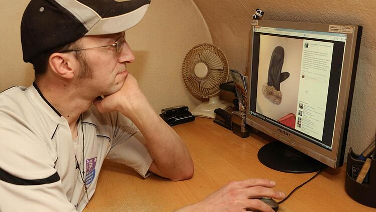 Der Winter ist vorbei, doch noch finden sich Überbleibsel: Handschuhe, Mützen und Schals werden ins Portal gestellt. Aber auch Geldbeutel und Schmuck suchen ihre Besitzer. Fotos: Barbara Herbst