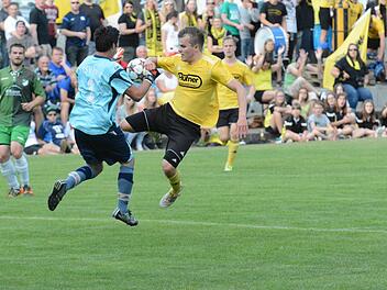 Szene aus dem Relegations-Hinspiel des FC Thulba (gelbe Trikots) gegen den TSV Forst (0:3). Foto: ssp