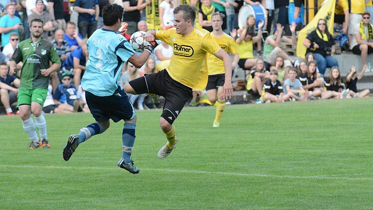 Szene aus dem Relegations-Hinspiel des FC Thulba (gelbe Trikots) gegen den TSV Forst (0:3). Foto: ssp
