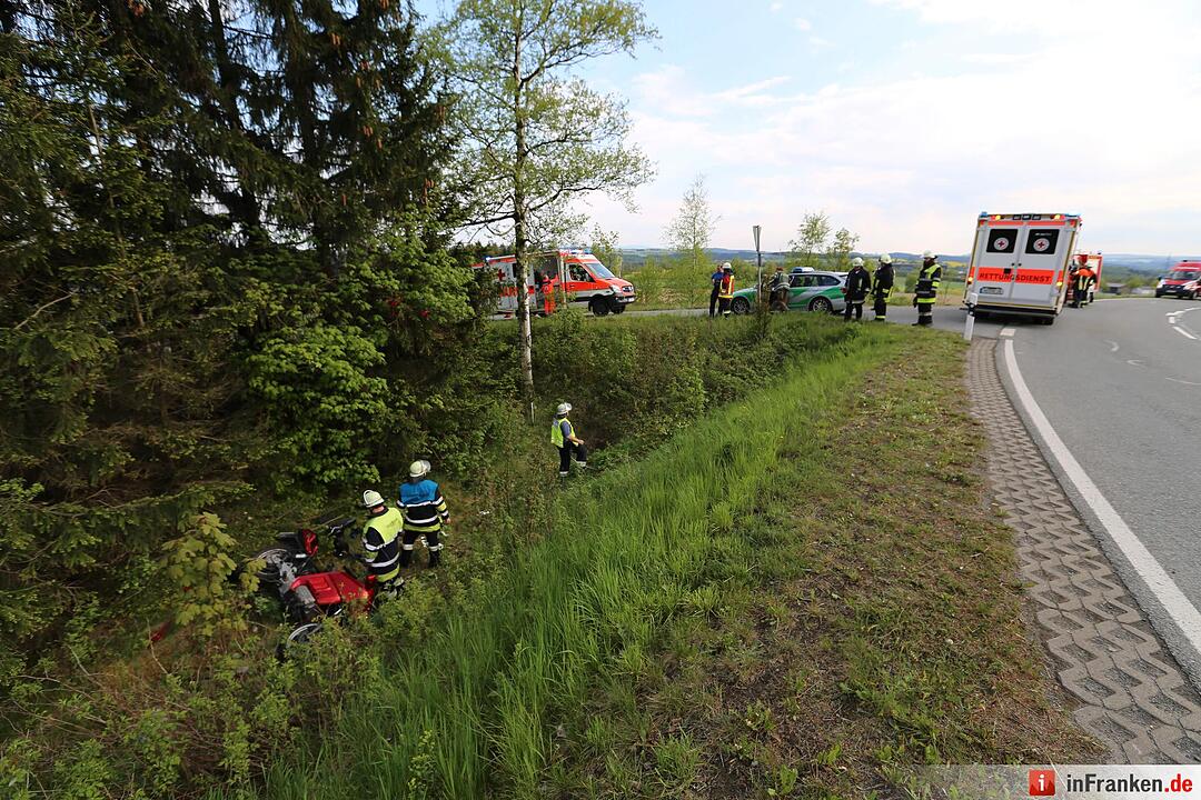 Motorradfahrer kommt von Fahrbahn ab und stuerzt Boeschung hinab