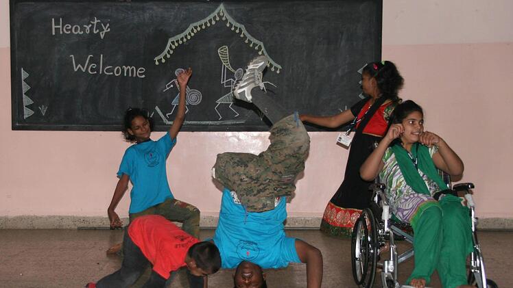 In Indien gelten behinderte Kinder bis heute als "Strafe der Götter". Die Kinder werden deshalb versteckt. Pater Thomas Muttam nennt die Kinder in Snehalaya ("Haus der Liebe") "besondere Kinder". Der Kulmbacher Pater, der sich jahrelang selbst in diesem Heim engagiert hat, möchte mit seiner neu gegründeten Kinderstiftung "Hoffnungsstrahl" jetzt einen Beitrag leisten, damit diese Kinder ein besseres Leben haben und gefördert werden können. Foto: Sonja Adam