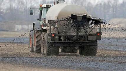 Bei der Diskussion um zu hohe Nitratwerte stehen vor allem Landwirte in der Kritik, zu viel Gülle auszubringen. Foto: Ingo Wagner/dpa