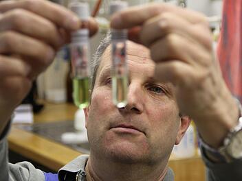 Guido Donner überprüft regelmäßig die Wasserqualität der Kläranlagen in Wildflecken und Oberbach. Nicht nur er weiß, dass die Zeit drängt. Beide Kläranlagen sind deutlich in die Jahre gekommen. Foto:Ulrike Müller